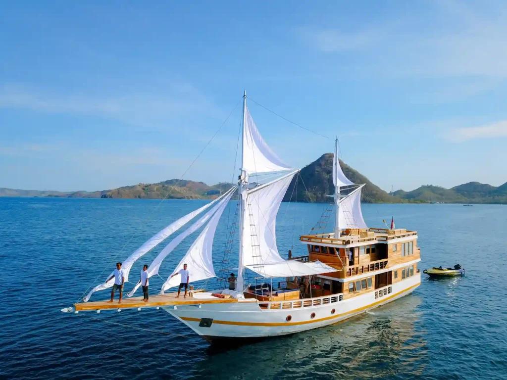 Menjelajahi Surga Nusa Tenggara dengan Komodo Boat Tour yang Tak Terlupakan
